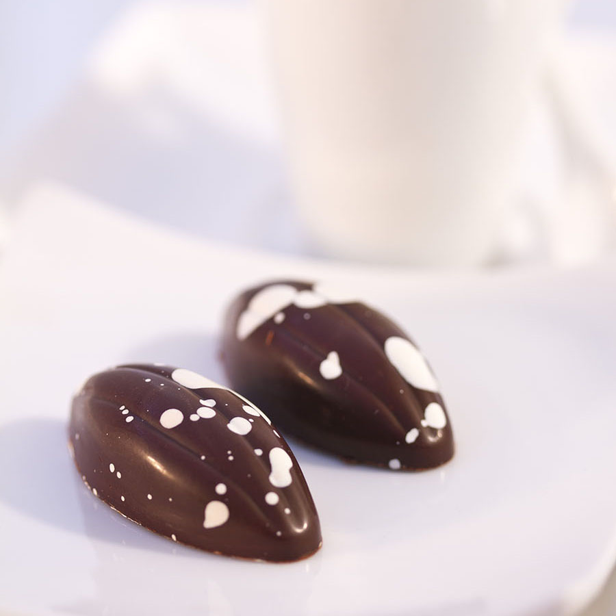 Noix bonbons chocolat ba — Photo éditoriale © kornienkoalex #118281946